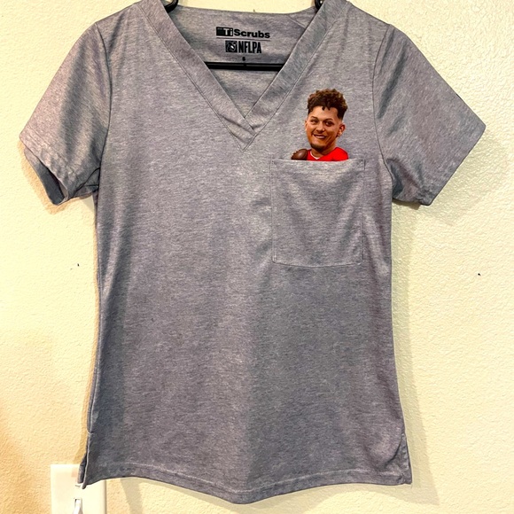 Patrick Mahomes Scrub Top Small - Picture 1 of 5